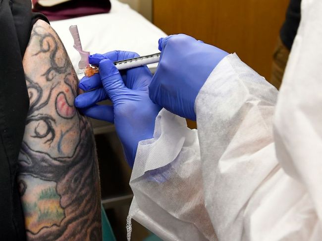 Začalo sa doposiaľ najväčšie testovanie vakcíny proti koronavírusu
