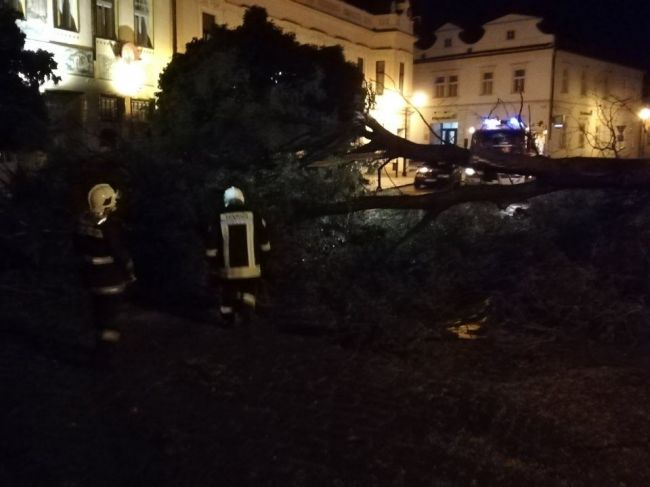 Hasiči mali pre utorkové večerné búrky na Slovensku 83 výjazdov
