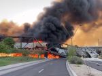 Video: Vykoľajený vlak spôsobil požiar a zrútenie časti mosta