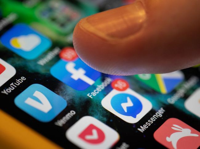 Preživší holokaustu vyzývajú Facebook, aby odstránil odkazy popierajúce genocídu