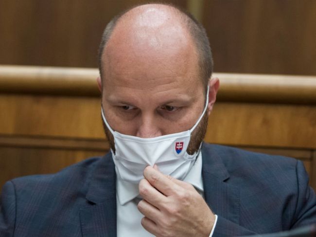 Minister obrany Naď sa podrobil bezpečnostnej previerke