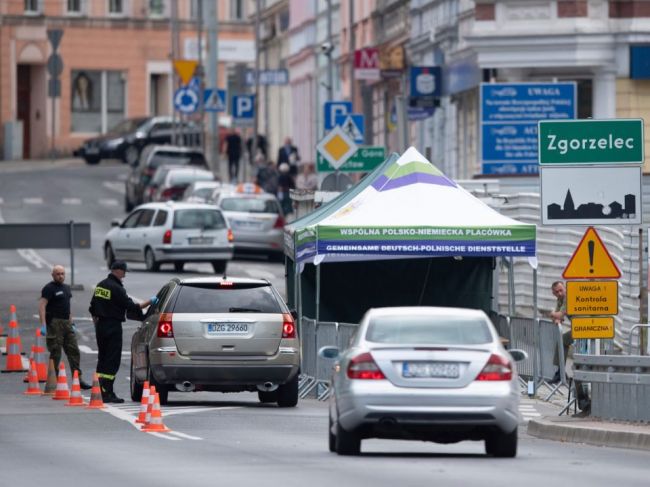 Poľsko zvažuje zaviesť karanténu pre dovolenkárov po návrate z niektorých krajín