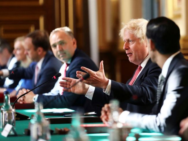 Británia predĺžila domácu karanténu z pôvodných sedem na desať dní