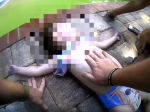 Video: Policajti v poslednej chvíli zachránili dieťa z bazéna, začalo modrať