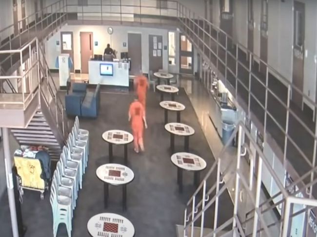 Video: Dozorca vo väzení dostal infarkt. Takto reagovali väzni