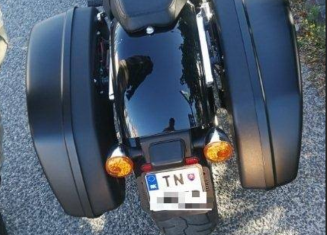 Motocyklista si dal vyrobiť vlastné evidenčné číslo, hrozí mu pokuta