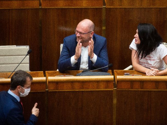 Koalícia považuje skrátené konanie za oprávnené, opozícia sa obáva zneužitia