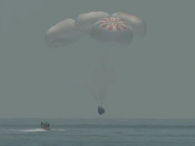 Dvojica astronautov SpaceX-u sa úspešne vrátila na Zem