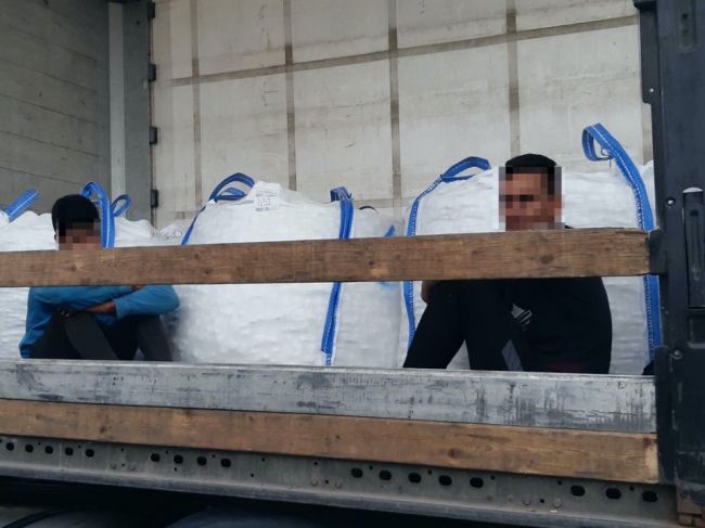 Policajti zadržali v kraji nelegálnych migrantov z Indie a Afganistanu