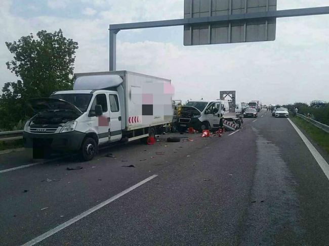 Hasiči zasahujú pri tragickej dopravnej nehode na diaľnici D2