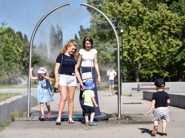 Vysoké teploty budú počas dňa na západe, juhu a časti východu krajiny