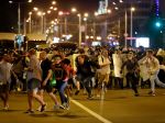 Po zásahu polície v Minsku sú zranení, polícia nasadila proti davu vodné delá