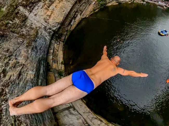 Záchranári upozorňujú na poranenia chrbtice pri skokoch do vody