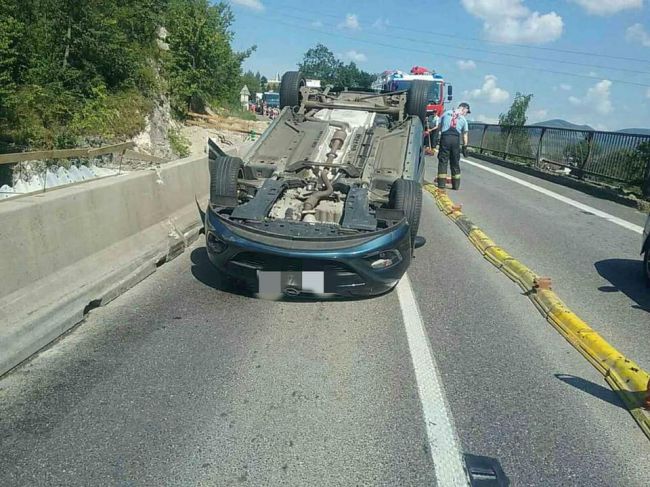 Pod Strečnom sa prevrátilo auto, cesta je celkom uzavretá