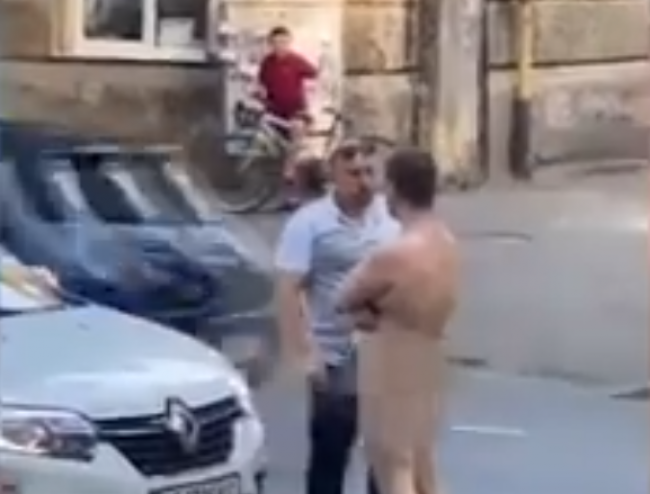 Video: Nahý muž blokoval cestu, vodič ho jednou ranou knokautoval 