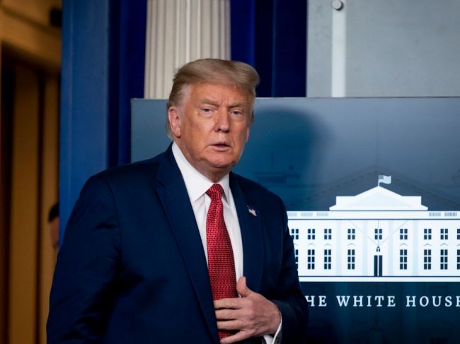 Trumpa eskortovali z tlačovej besedy v Bielom dome, hrozilo nebezpečie