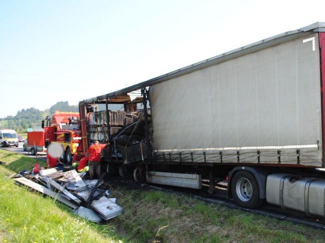 Poľský kamionista ušiel z miesta nehody, horiaci náves nechal na ceste