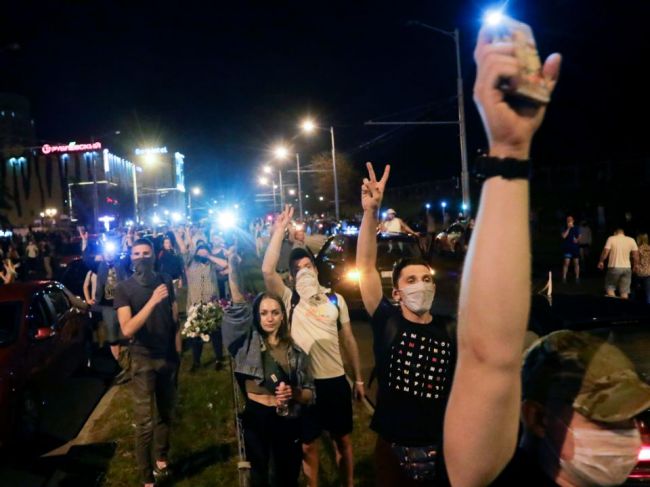 Polícia v pondelok počas protestov v Bielorusku zadržala viac ako 2000 ľudí
