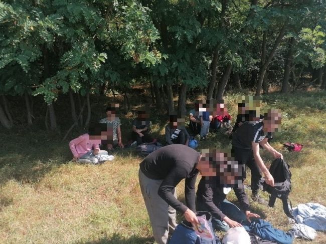 V Malackom okrese zadržali takmer 30 migrantov, polícia prehľadáva okolie