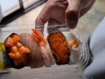 Video: Rodina ostala v šoku z objednaného sushi, toto sa s ním stalo, keď ho dali do tmy