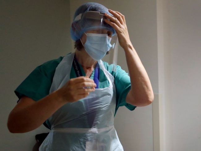 Počet obetí koronavírusu v Británii klesol, môže za to zmena v rátaní úmrtí