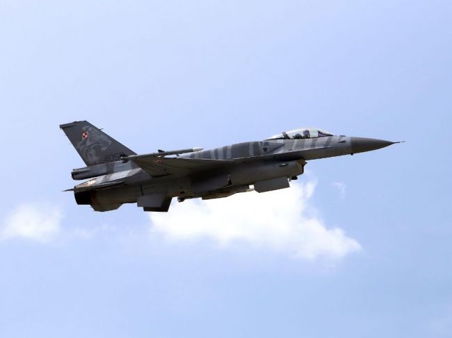 ÚVO zastavil kontrolu vo veci nákupu stíhačiek F-16, výsledky postupuje NKÚ
