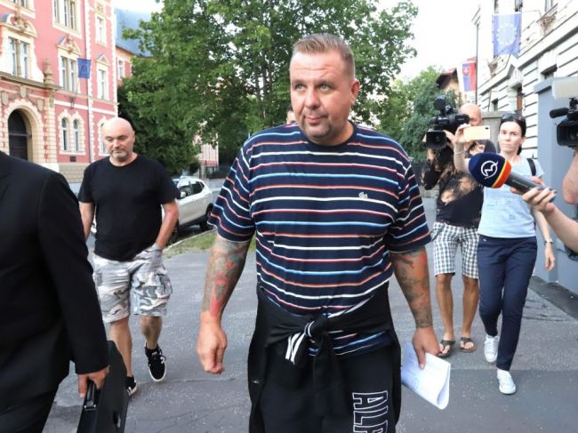 Spevák Rastislav Rogel s 2 členmi extrémistickej skupiny nejdú do väzby