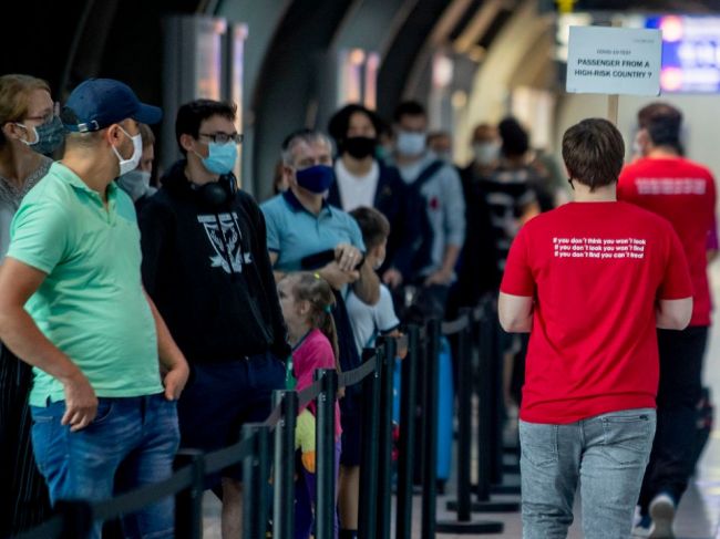 Británia zavedie karanténu pre cestujúcich z dvoch krajín