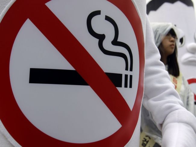 Kanárske ostrovy a Galícia zakazujú fajčenie v snahe znížiť šírenie koronavírusu