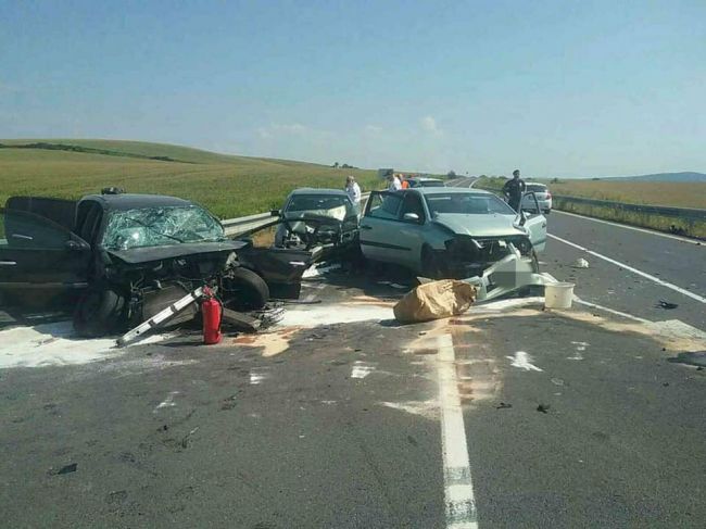 Foto: Hasiči zasahujú pri nehode troch áut, cesta je uzavretá