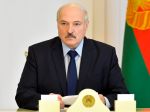 Lukašenko žiada od polície nebiť tých demonštrantov, "čo sú už na zemi"