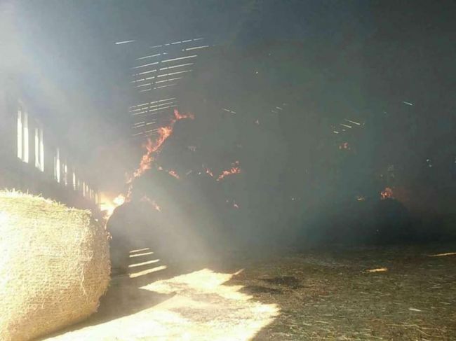 Vo Svinici horí senník, na mieste zasahujú viac ako dve desiatky hasičov