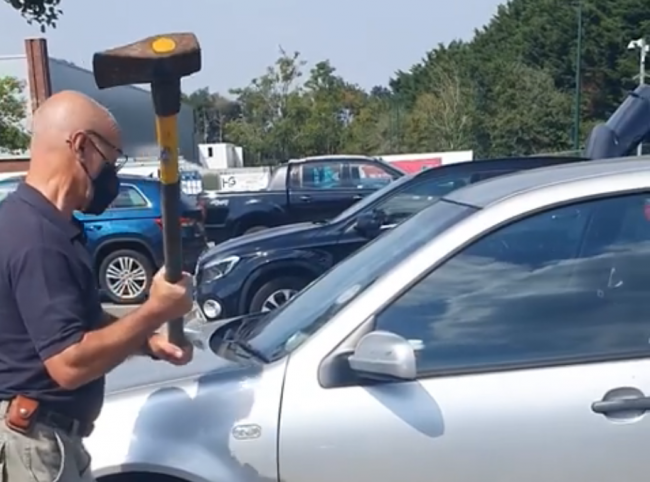 Video: Muž na parkovisku rozbil sekerou okno auta, išlo o život