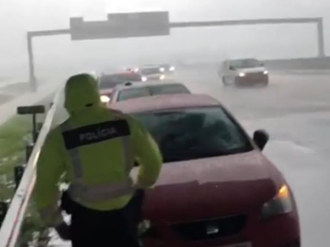 Video: Tunel Sitina pre nehodu uzavreli, dopravu na západe komplikuje silný dážď