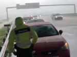 Video: Tunel Sitina pre nehodu uzavreli, dopravu na západe komplikuje silný dážď