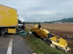 Čelná zrážka dvoch kamiónov si vyžiadala ľudský život