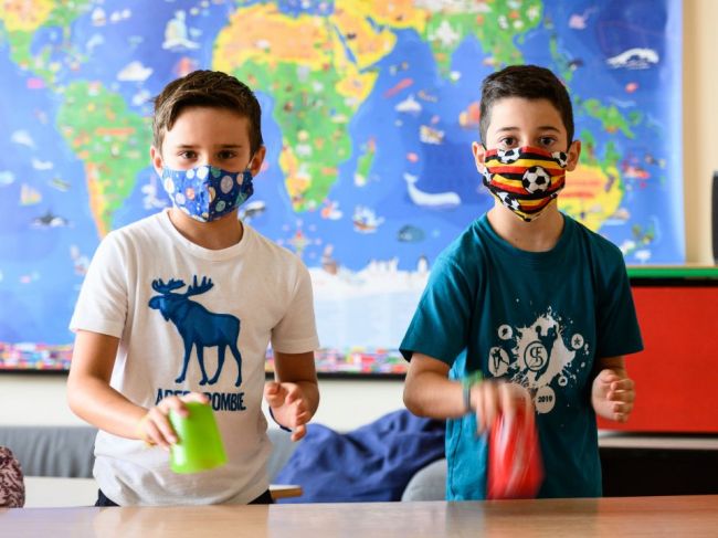 Premiér vyzval, aby v prípade, keď to žiaci zvládnu, mali rúška aj na 1. stupni ZŠ