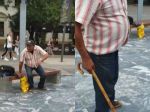 Video: Alojza Hlinu napadli na ulici, bezdomovec útočil päsťami aj palicou