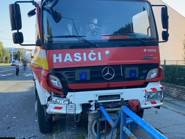 Hasiči mali cestou na zásah nehodu