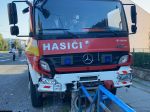 Hasiči mali cestou na zásah nehodu