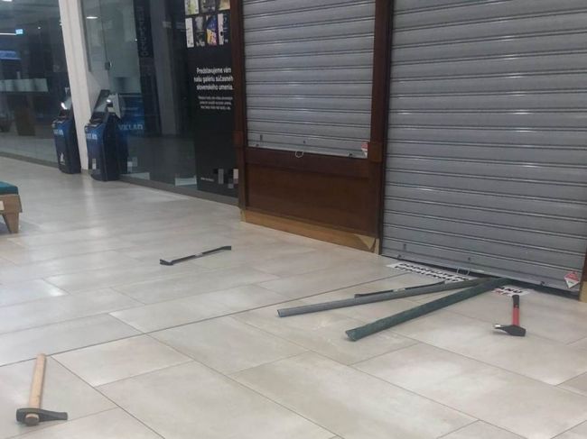 Obchodné centrum v Bratislave prepadli, lupiči odišli s prázdnymi rukami