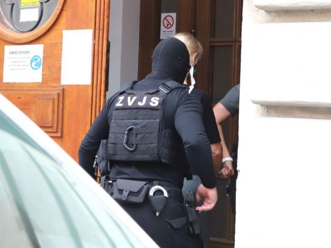 Senát zamietol sťažnosť Moniky Jankovskej, spolu s Cvikovou ostáva vo väzbe