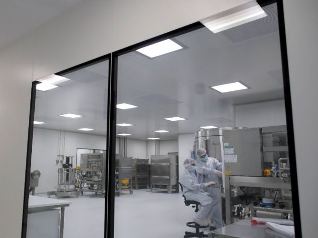 Britská firma AstraZeneca začína testovať liek na COVID-19