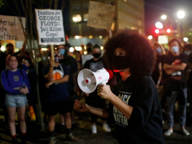 Počas protestov v americkom meste Kenosha zahynuli dve osoby, jedna je ranená