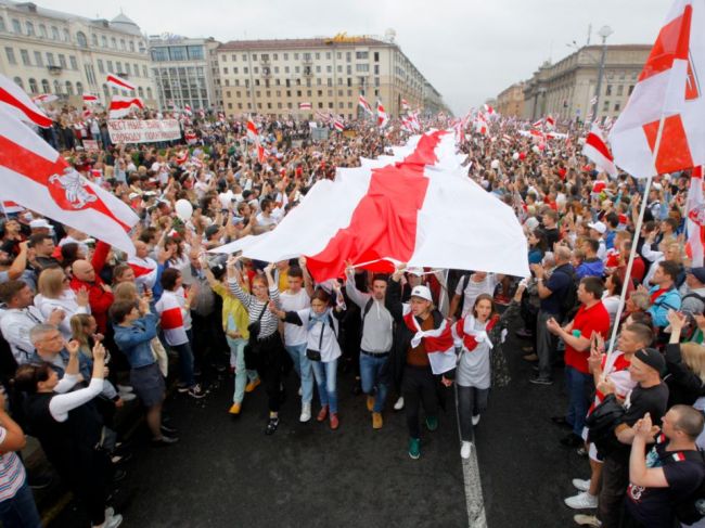 Na najnovších protivládnych protestoch v Bielorusku zatkli vyše 50 ľudí