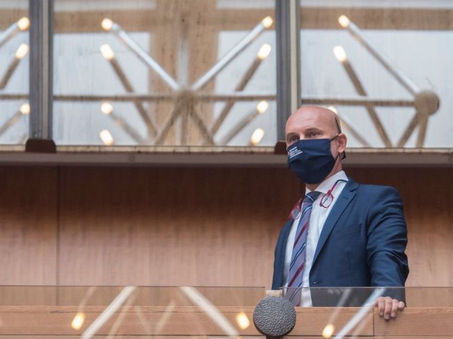 Aj keď je Bratislava v červenej zóne, školy chceme otvoriť, tvrdí Gröhling