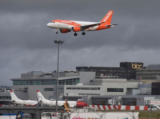 Londýnske letisko Gatwick plánuje zrušiť takmer štvrtinu pracovných miest