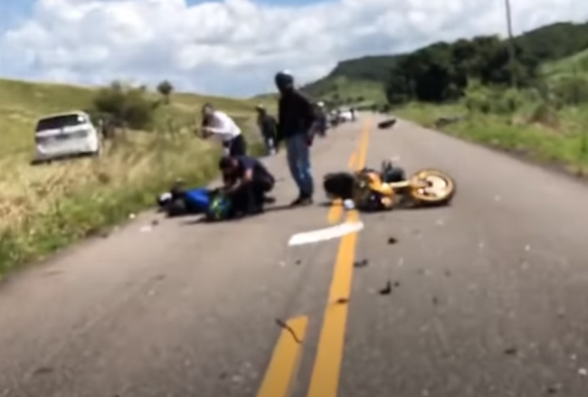 Video: Do skupiny motorkárov narazilo auto, traja na mieste zahynuli