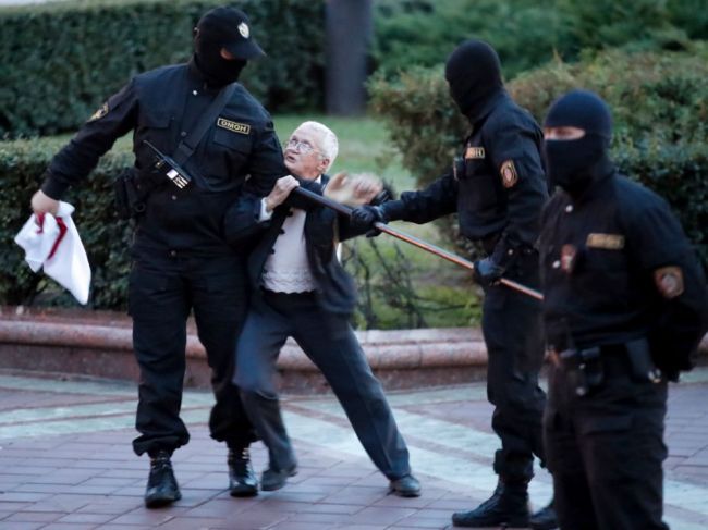 Polícia opäť rozháňala demonštrantov v Minsku, zadržala ich asi 20
