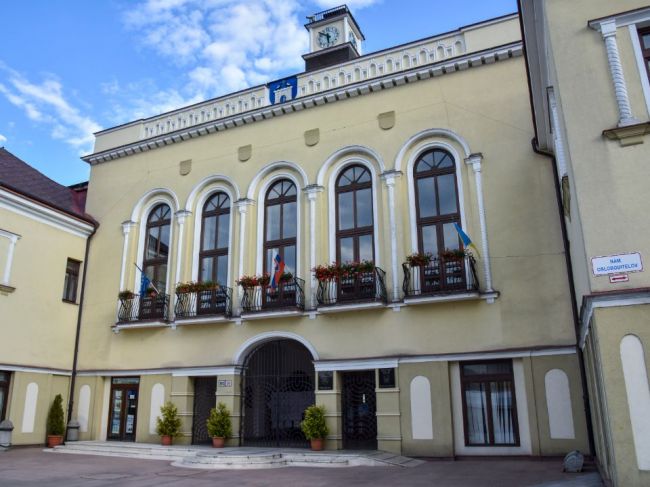 Michalovce obmedzujú služby mestského úradu, u zamestnankyne potvrdili COVID-19